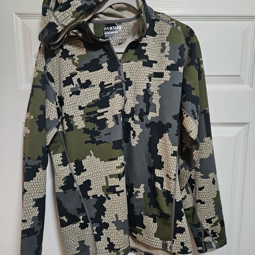 Camouflage Hooded Jacket
Kuiu Peloton 200 hooded half zip XL in Verde 2.0 camo.